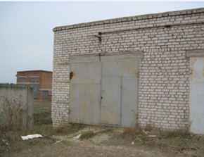 43/100 частини будівель банку, загальною площею 1 552,1 кв. м, за адресою: Херсонська обл., м. Нова Каховка, вулиця Соборна (Щорса), 24. Реєстраційний номер 763 в реєстраційній книзі №5. Інвентарний № 74506. Земельна ділянка, площею 0,22 га (кадастровий номер 6510700000:10:044:0002), за адресою: Херсонська обл., м. Нова Каховка, вулиця Соборна (Щорса), 24. Цільове призначення - для розміщення та обслуговування будівлі банку. Інвентарний номер 74519. Номер в книзі записів в реєстрації державних актів №020473200008. Майнові права на гараж, загальною площею 74,30 кв.м , за адресою: Херсонська обл., м. Нова Каховка, вулиця Соборна (Щорса), 24. Інвентарний № 74507. Земельна ділянка, площею 0,0047 га., кадастровий номер 6510700000:10:044:0014, за адресою: Херсонська обл., м. Нова Каховка, вулиця Соборна (Щорса), 24 ``з``. Цільове призначення - для розміщення та обслуговування гаражного боксу. Інвентарний номер 74584 Номер в книзі записів в реєстрації державних актів №029473200007. Основні засоби у кількості 6 шт