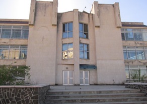 43/100 частини будівель банку, загальною площею 1 552,1 кв. м, за адресою: Херсонська обл., м. Нова Каховка, вулиця Соборна (Щорса), 24. Реєстраційний номер 763 в реєстраційній книзі №5. Інвентарний № 74506. Земельна ділянка, площею 0,22 га (кадастровий номер 6510700000:10:044:0002), за адресою: Херсонська обл., м. Нова Каховка, вулиця Соборна (Щорса), 24. Цільове призначення - для розміщення та обслуговування будівлі банку. Інвентарний номер 74519. Номер в книзі записів в реєстрації державних актів №020473200008. Майнові права на гараж, загальною площею 74,30 кв.м , за адресою: Херсонська обл., м. Нова Каховка, вулиця Соборна (Щорса), 24. Інвентарний № 74507. Земельна ділянка, площею 0,0047 га., кадастровий номер 6510700000:10:044:0014, за адресою: Херсонська обл., м. Нова Каховка, вулиця Соборна (Щорса), 24 ``з``. Цільове призначення - для розміщення та обслуговування гаражного боксу. Інвентарний номер 74584 Номер в книзі записів в реєстрації державних актів №029473200007. Основні засоби у кількості 6 шт