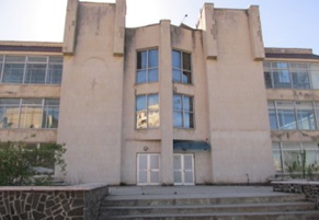 43/100 частини будівель банку, загальною площею 1 552,1 кв. м , за адресою: Херсонська обл., м. Нова Каховка, вулиця Соборна (Щорса), 24. Реєстраційний номер  763 в реєстраційній книзі №5. Інвентарний № 74506. Земельна ділянка, площею 0,2201 га (кадастровий номер 6510700000:10:044:0002), за адресою: Херсонська обл., м. Нова Каховка, вулиця Соборна (Щорса), 24. Реєстраційний номер об'єкту нерухомого майна: 3209259865107. Цільове призначення - для розміщення та обслуговування будівлі банку. Інвентарний номер 74519. Майнові права на гараж, загальною площею 74,30 кв.м , за адресою: Херсонська обл., м. Нова Каховка, вулиця Соборна (Щорса), 24. Інвентарний № 74507. Земельна ділянка, площею 0,0047 га., кадастровий номер 6510700000:10:044:0014, за адресою: Херсонська обл., м. Нова Каховка, вулиця Соборна (Щорса), 24 "з". Цільове призначення - для розміщення та обслуговування гаражного боксу. Інвентарний номер 74584. Номер в книзі записів в реєстрації державних актів №029473200007. Основні засоби у кількості 6 одиниць