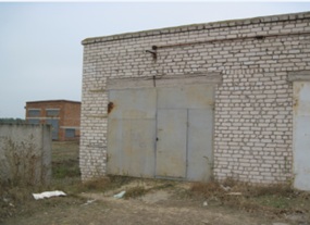 43/100 частини будівель банку, загальною площею 1 552,1 кв. м , за адресою: Херсонська обл., м. Нова Каховка, вулиця Соборна (Щорса), 24. Реєстраційний номер  763 в реєстраційній книзі №5. Інвентарний № 74506. Земельна ділянка, площею 0,2201 га (кадастровий номер 6510700000:10:044:0002), за адресою: Херсонська обл., м. Нова Каховка, вулиця Соборна (Щорса), 24. Реєстраційний номер об'єкту нерухомого майна: 3209259865107. Цільове призначення - для розміщення та обслуговування будівлі банку. Інвентарний номер 74519. Майнові права на гараж, загальною площею 74,30 кв.м , за адресою: Херсонська обл., м. Нова Каховка, вулиця Соборна (Щорса), 24. Інвентарний № 74507. Земельна ділянка, площею 0,0047 га., кадастровий номер 6510700000:10:044:0014, за адресою: Херсонська обл., м. Нова Каховка, вулиця Соборна (Щорса), 24 "з". Цільове призначення - для розміщення та обслуговування гаражного боксу. Інвентарний номер 74584. Номер в книзі записів в реєстрації державних актів №029473200007. Основні засоби у кількості 6 одиниць