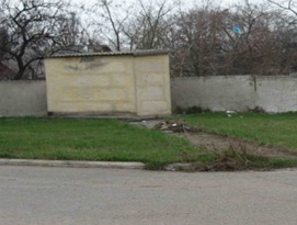 5868/10000 часток будівлі (загальною площею 962,5 кв. м) Старобешівського відділення акціонерного комерційного промислово-інвестиційного банка України (літ. А-2), що становить 564,80 кв. м, та надвірні споруди - гаражі (літ. Б), загальною площею 80,30 кв.м, та туалет (літ. В), загальною площею 5,90 кв. м, за адресою: Донецька обл., м. Кальміуське (Комсомольське), вулиця Октябрьська, будинок 54 а. Реєстраційний номер майна: 35709589 (інвентарні №№ 104136, 104142 та 104143). Основні засоби у кількості 2 одиниці