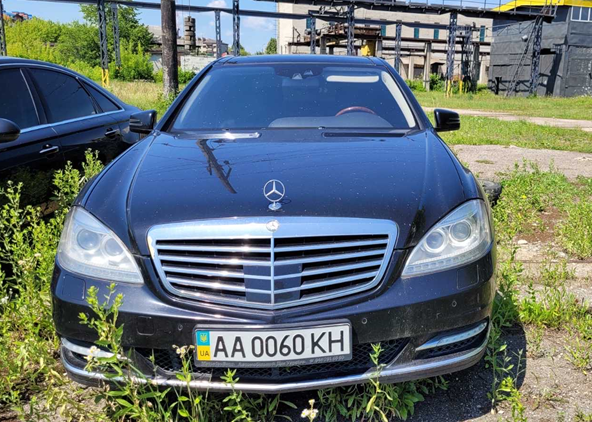 Автомобіль MERCEDES-BENZ  S500 4MATIC 2010 р.в., колір чорний, об’єм двигуна 5461 см. куб, номер кузова: WDD2211861A360421, номер державної реєстрації: АА0060КН