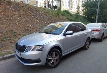 Автотранспорт та основні засоби, а саме: автомобіль SKODA OCTAVIA А7, кузов ТМВАС2NE1JB009162, легковий-загальний ХЕТЧБЕК, рік випуску 2018, об’єм двигуна 1,4, номер державної реєстрації  КА2345СС, колір сірий (інв. номер 105022), автошини зима 205/60/16 GOODYEAR ULTRA GRIP ICE+ 92T (інв. номер 34026000903-07), автошини літо 205/60 R16 (інв. номер 34026000903-02).