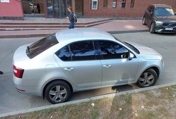 Автотранспорт та основні засоби, а саме: автомобіль SKODA OCTAVIA А7, кузов ТМВАС2NE1JB009162, легковий-загальний ХЕТЧБЕК, рік випуску 2018, об’єм двигуна 1,4, номер державної реєстрації  КА2345СС, колір сірий (інв. номер 105022), автошини зима 205/60/16 GOODYEAR ULTRA GRIP ICE+ 92T (інв. номер 34026000903-07), автошини літо 205/60 R16 (інв. номер 34026000903-02).