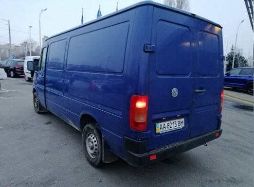 Автомобіль - вантажний фургон, марки VOLKSWAGEN LT 35, 2006р.в., колір синій, об’єм двигуна 2461 см. куб, вид палива – дизель, номер кузова: WV1ZZZ2DZ6H032059, номер державної реєстрації: АА8213ВМ