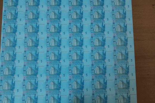 Цілий аркуш друкованих банкнот гривні номіналом 5 грн. (60 банкнот), 2015 рік випуску, зразок 2004 року, у кількості 35 шт.