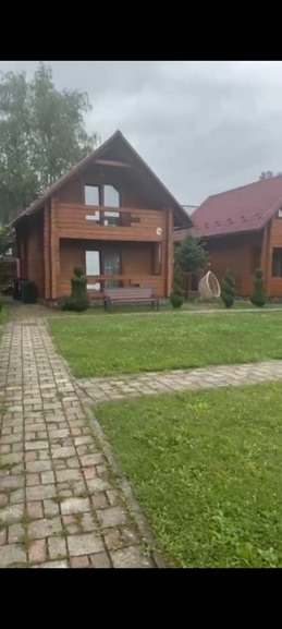 Готельний комплекс, загальною площею: 341,9 кв.м., що в цілому складається з: котедж, літ. ``А``, загальною площею 52,40 кв.м., котедж, літ. ``Б``, загальною площею 62,70 кв.м., котедж, літ. ``В``, загальною площею 62,40 кв.м., котедж, літ. ``Г``, загальною площею 54,80 кв.м., котедж, літ. ``Д``, загальною площею 54,80 кв.м., котедж, літ. ``Е``, загальною площею 54,80 кв.м., який розташований за адресою: Закарпатська обл., Свалявський р., с. Поляна, вулиця Духновича, 131а (інвентарний № 932691819) та земельна ділянка, загальною площею 0,12 га, кадастровий номер 2124084401:05:001:0003, цільове призначення: для будівництва та обслуговування об``єктів туристичної інфраструктури та закладів громадського харчування(для комерційного використання), яка розташована за адресою: Закарпатська обл., Свалявський р., с. Поляна, вулиця Духновича, земельна ділянка 131а (інвентарний № 932691820)