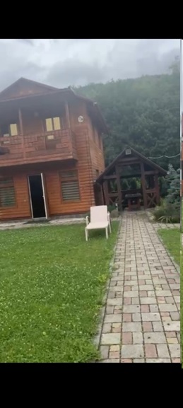 Готельний комплекс, загальною площею: 341,9 кв.м., що в цілому складається з: котедж, літ. ``А``, загальною площею 52,40 кв.м., котедж, літ. ``Б``, загальною площею 62,70 кв.м., котедж, літ. ``В``, загальною площею 62,40 кв.м., котедж, літ. ``Г``, загальною площею 54,80 кв.м., котедж, літ. ``Д``, загальною площею 54,80 кв.м., котедж, літ. ``Е``, загальною площею 54,80 кв.м., який розташований за адресою: Закарпатська обл., Свалявський р., с. Поляна, вулиця Духновича, 131а (інвентарний № 932691819) та земельна ділянка, загальною площею 0,12 га, кадастровий номер 2124084401:05:001:0003, цільове призначення: для будівництва та обслуговування об``єктів туристичної інфраструктури та закладів громадського харчування(для комерційного використання), яка розташована за адресою: Закарпатська обл., Свалявський р., с. Поляна, вулиця Духновича, земельна ділянка 131а (інвентарний № 932691820)