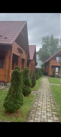 Готельний комплекс, загальною площею: 341,9 кв.м., що в цілому складається з: котедж, літ. ``А``, загальною площею 52,40 кв.м., котедж, літ. ``Б``, загальною площею 62,70 кв.м., котедж, літ. ``В``, загальною площею 62,40 кв.м., котедж, літ. ``Г``, загальною площею 54,80 кв.м., котедж, літ. ``Д``, загальною площею 54,80 кв.м., котедж, літ. ``Е``, загальною площею 54,80 кв.м., який розташований за адресою: Закарпатська обл., Свалявський р., с. Поляна, вулиця Духновича, 131а (інвентарний № 932691819) та земельна ділянка, загальною площею 0,12 га, кадастровий номер 2124084401:05:001:0003, цільове призначення: для будівництва та обслуговування об``єктів туристичної інфраструктури та закладів громадського харчування(для комерційного використання), яка розташована за адресою: Закарпатська обл., Свалявський р., с. Поляна, вулиця Духновича, земельна ділянка 131а (інвентарний № 932691820)