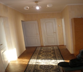 Квартира №6, загальною площею 63,2 кв. м (житлова площа 29,3 кв. м), за адресою: Автономна Республіка Крим, село Петрівка, квартал Новий №3, кв.№6.  Реєстровий номер 328 на стр. 69 в реєстровій книзі №3. Інвентарний № 103427. БОЙЛЕР, інвентарний № 104579