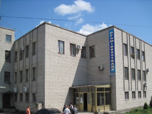 Майнові права нежитловий будинок, загальною площею 1 748,8 кв. м, за адресою: Луганська обл., м. Антрацит, вулиця Ростовська, 15 ``а``. Реєстровий номер 212 в реєстровій книзі 2. Інвентарний № 85507. Майнові права на гаражі (літ. Г, Д, Е), загальною площею 120,8 кв. м, за адресою: Луганська обл., м. Антрацит, вулиця Ростовська, 15 ``а``. Інвентарний №85509. Майнові права на гаражі (літ. Б, В, Ж), загальною площею 142,5 кв. м, за адресою: Луганська обл., м. Антрацит, вулиця Ростовська, 15 ``а``. Інвентарний №85508. ``Кондиціонер ``AEГ`` ACS 077 HR``. Інвентарний № 85703