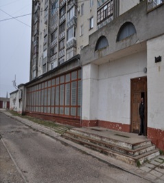 Нежиле приміщення, банку, загальною площею 905,8 кв.м, за адресою: Автономна Республіка Крим, м. Армянськ, мікрорайон ім. Генерала Корявко, буд. 3.  Реєстраційний номер : 25454058. Інвентарний № 88524. Гаражі з побутовим приміщенням та складом, загальною площею 119,5 кв.м, за адресою: Автономна Республіка Крим,  м. Армянськ, мікрорайон ім. Генерала Корявко, буд. 3-А.  Реєстровий номер 84 в реєстровій книзі №4. Інвентарний № 88550. Основні засоби у кількості 23  шт.