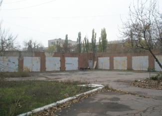 Нежитлова будівля, загальною площею 1 098,2 кв. м, за адресою: Донецька обл., м. Чистяково (був. м. Торез), вулиця Ніколаєва, будинок 35. Реєстраційний номер об`єкту нерухомого майна: 279561. Інвентарний № 94129. Бокси гаражів та майстерні, загальною площею 244,3 кв. м, за адресою: Донецька обл., м. Чистяково (був. м.Торез), вулиця Ніколаєва, будинок 35. Реєстровий номер 153 в реєстровій книзі №3. Інвентарний № 94130. Основні засоби у кількості 107 одиниць