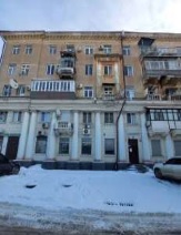 Нежитлове приміщення загальною площею 140,8 кв.м. в житловому будинку літ. А-5 на першому поверсі нежитлове приміщення № 117 поз. 1-20, ганок літ. а, що розташоване за адресою: Дніпропетровська обл., м. Дніпро, вулиця Мостова (Кіровський район), будинок 2, приміщення 117, РНОНМ 5929812101, Основні засоби в кількості 68 одиниць