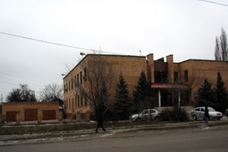 Нежитлові будівлі: будівля банку (2 А), загальною площею 1 275,2 кв. м, та гараж (1 Б), загальною площею 85,8 кв.м, за адресою: Донецька обл., м. Макіївка, вулиця Полтавська, будинок б/н. Реєстраційний номер об’єкта нерухомого майна: 20613910. Інвентарний № 95251. Основні засоби у кількості 9 одиниць