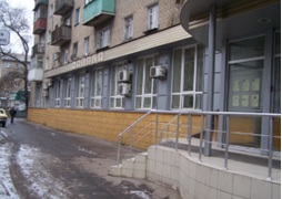 Приміщення, загальною площею 971,2 кв. м, у підвалі та на І-му поверсі житлового будинку літ. А-5, за адресою: Донецька обл., м. Донецьк, вулиця Університетська, будинок 83. Реєстраційний номер об`єкту нерухомого майна: 19773835. Інвентарний № 94973. Основні засоби у кількості 402 шт