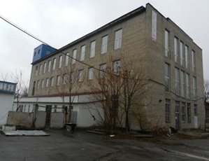 Пул активів ПАТ «ПРОМІНВЕСТБАНК», АТ «МР БАНК», АТ «МЕГАБАНК» та ПАТ «КСГ БАНК», що складається з прав вимоги та майнових прав за кредитними договорами, укладеними з суб’єктами господарювання і фізичною особою, дебіторської заборгованості суб’єктів господарювання і фізичної особи та нерухомого майна, а саме: активи ПАТ «Промінвестбанк»: права вимоги та майнові права за кредитними договорами суб’єктів господарювання № 06-595д, № 24-1/2007, № 50-1/2007, № 15-93/46-888/08, № 15-93/46-702/07, № 15-93/17-9/13, № 20-1432/2-1, № 8-2008/к, № 42-2007/к, № 148/04, № 182, № 35/03, № 05-303д, № 42/03, № 4, № 7, № 11, № 42/11, № 28, № 105/03, № 75-1/2008, № 15-93/17-8353/06, № 15-93/17-5526/07, № 15-93/17-9508/06, № 41, № 20-1/2006, № 82-1/2004, № 03/1-1/08, № 29-2007/к, № 34-2007/к, № 15-93/19-3596/07, № 15-93/19-865/07, № 15-93/19-5237/07, № 15-93/19-3547/07, № 50-06, № 26-08, № 2-22-07, № 2-02-09, № 11-08, № 1 (в рамках генеральної кредитної угоди 15-93/2-11/11), № 38-2005, № 60-2005, № 66-2005, № 06-003д, № 06-145д, № 957-07/01, № 15-93/17-2539/06, № 06-454д, № 329/05, № 18-08, № 9-2008/к, № 4/9-96, № 44, № 5, № 12, № 42-2006, № 06-627 к, № 06-628к, № 29, № 20-07, № 49-1/2007, № 81-1/2008, № 100-62/07, № 85-62/07, № 19-63/07, № 58/1-63/07, № 99-62/07, № 95-62/07, № 98-62/07, № 15-93/02-3/09, № 15-93/19-21/13, дебіторська заборгованість суб’єктів господарювання за договорами № 35799302100155:980 від 22.03.2012 (15-94/46-2192/10 від 16.09.2010), № 26005619943441|980 від 21.12.2011 (15-94/18-3490/11 від 21.12.2011), № 26002620390473|980 від 26.04.2013 (105-20-2/18-176 від 26.04.2013), № 35793502100649:980 від 22.03.2012 (15-94/18-1875/11 від 12.05.2011), № FCMF-108085 від 22.08.2011 (03-62-2011 від 22.08.2011), № 35794303101589:980 від 01.08.2012 (15-94/18-34/12 від 04.01.2012), № 35795302102867:980 від 02.04.2012 (15-94/18-2593/11 від 01.09.2011), № 15-94/19-116/13, № 15-94/19-118/13, дебіторська заборгованість фізичної особи за договорами № 904/6042/20, № 31/83-09, № MF-96151601000124 та нежитлова будівля, загальною площею 3 062,60 кв.м, за адресою: Донецька обл., м. Макіївка, вулиця Донецька, будинок 79. Реєстраційний номер об’єкта нерухомого майна: 12379916. Інвентарний № 105956. Активи АТ «МР БАНК»: права вимоги за договорами №60-Н/11/66/ЮО, №62-Н/11/66/ЮО, №06-Н/13/66/КЛ-КБ, №27-Н/13/66/КЛ-КБ, №01-Н/12/59/ЮО, №01-В/13/27/ЮО укладеними із юридичними особами та дебіторська заборгованість юридичних осіб за договорами РКО 66/3003587/71, РКО 66/3002173/21. Активи АТ «МЕГАБАНК»: права вимоги за кредитними договорами №20-57/2021/ГД-05/2021, №20-20в/2019, №4/2008, №6/2008, №12-01/2013, №20-09в/2021, що укладені з юридичними особами, право вимоги за кредитним договором №TDB.2021.0704.17397, що укладений з фізичною особою, дебіторська заборгованість за договором №9592, що укладений з юридичною особою. Активи ПАТ «КСГ БАНК»: право вимоги за кредитним договором №05/050912, укладеним з юридичною особою та дебіторська заборгованість юридичної особи за договором №MF-35702007706