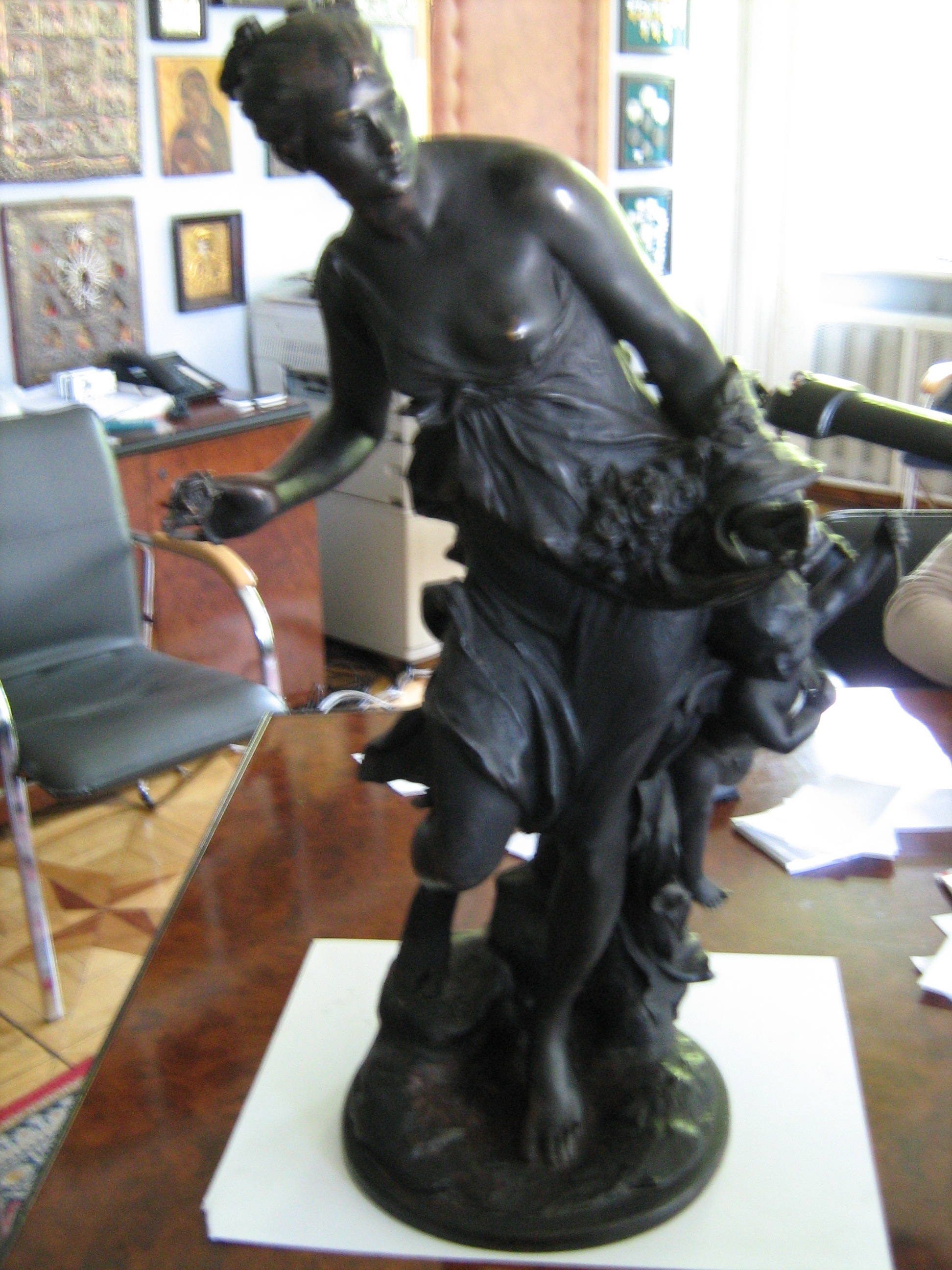 Скульптура "Венера та Амур" Виготовлено фірмою Heinze&C (Берлін). Внизу на оберті скульптури вигравіруваний напис: Prof V.Vechtritz, інв.№ 3542