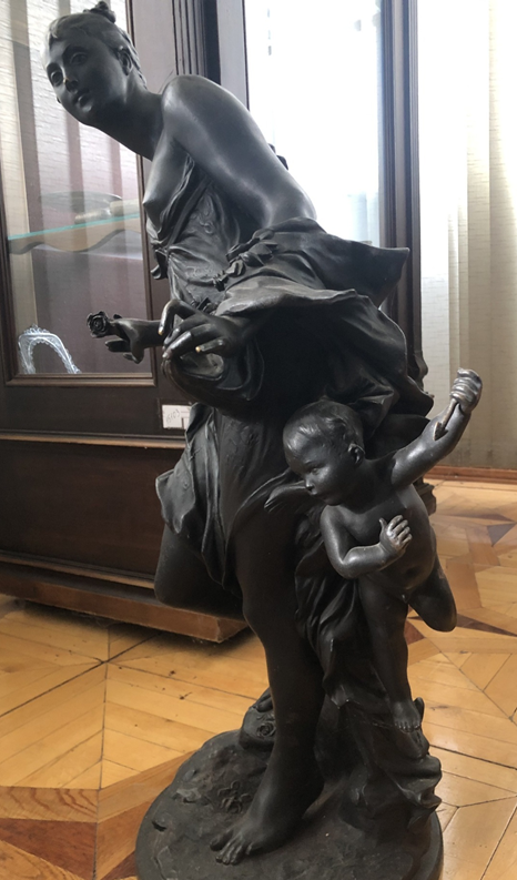 Скульптура "Венера та Амур" Виготовлено фірмою Heinze&C (Берлін). Внизу на оберті скульптури вигравіруваний напис: Prof V.Vechtritz, інв.№ 3542