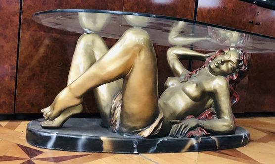 Стіл журнальний (підставка з дерева, стільниця зі скла, поміж ними лежача жіноча фігура з гіпсу, розмальована) , інв.№ 3586
