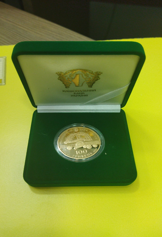 Золота пам`ятна монета серії «Античні пам`ятки України» - «Херсонес Таврійський», номінал 100 гривень, метал Au 900, маса в чистоті 31,1 гр.