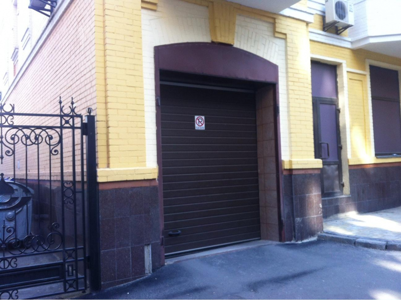 Машиномісце у підземній автостоянці заг.пл. 16,10 кв.м за адресою: м.Київ, провулок Ярославський, б. 4, машиномісце №4
