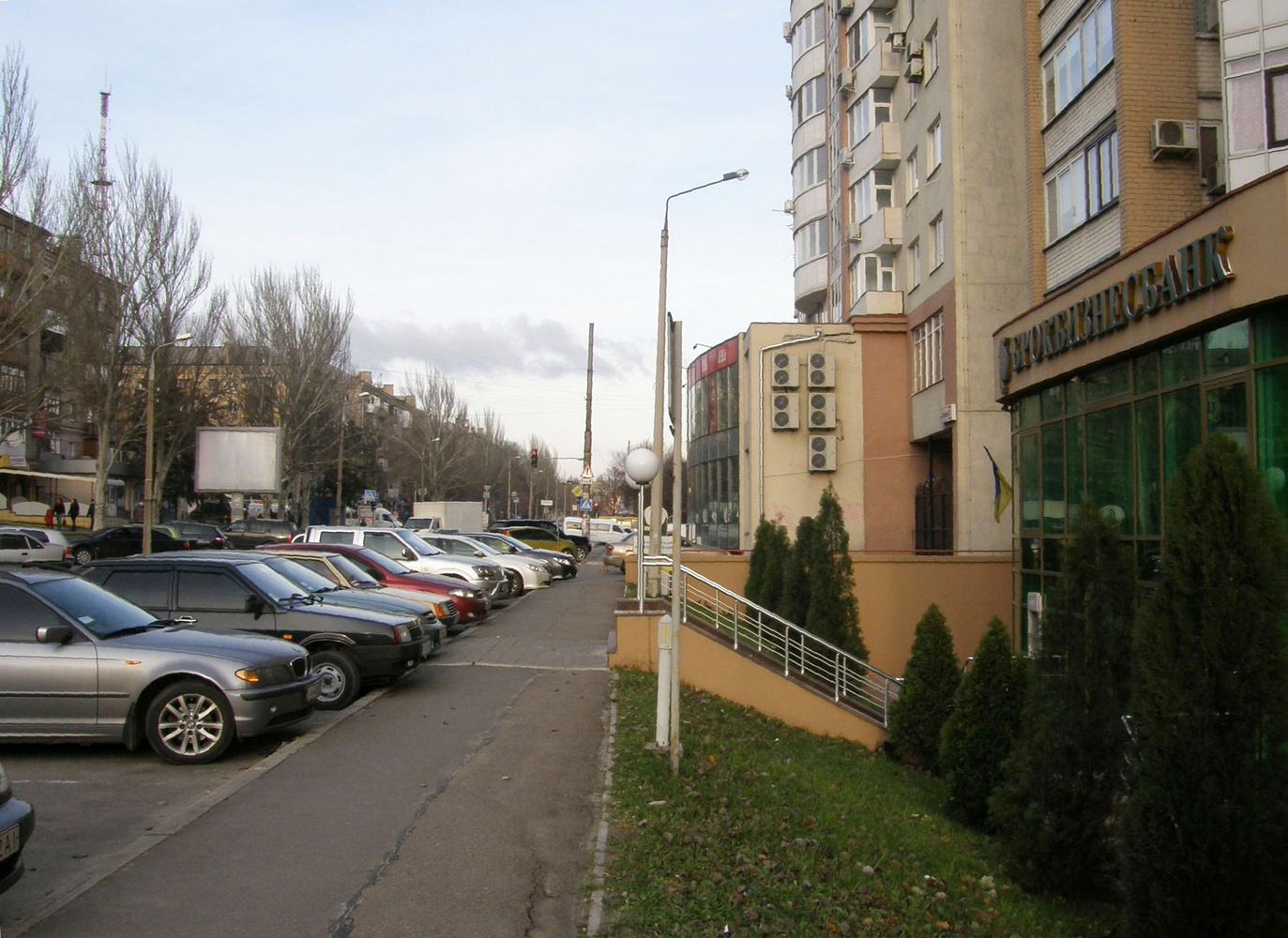 Нерухоме майно - нежитлове приміщення підвалу, першого та другого поверхів,комерційна нерухомість,   загальною площею - 920,2 кв.м.,  що знаходиться за адресою: Запорізька обл.,  м.Запоріжжя, вул. Гагаріна, буд. 5. приміщення 107