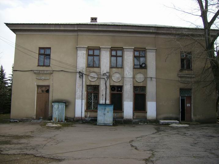 Нерухоме майно - майновий комплекс із спорудами заг. пл. -1214,2 кв.м,за адресою: Донецька обл., м.Харцизьк, м. Зугрес, вул. Корнієнка, буд. 1