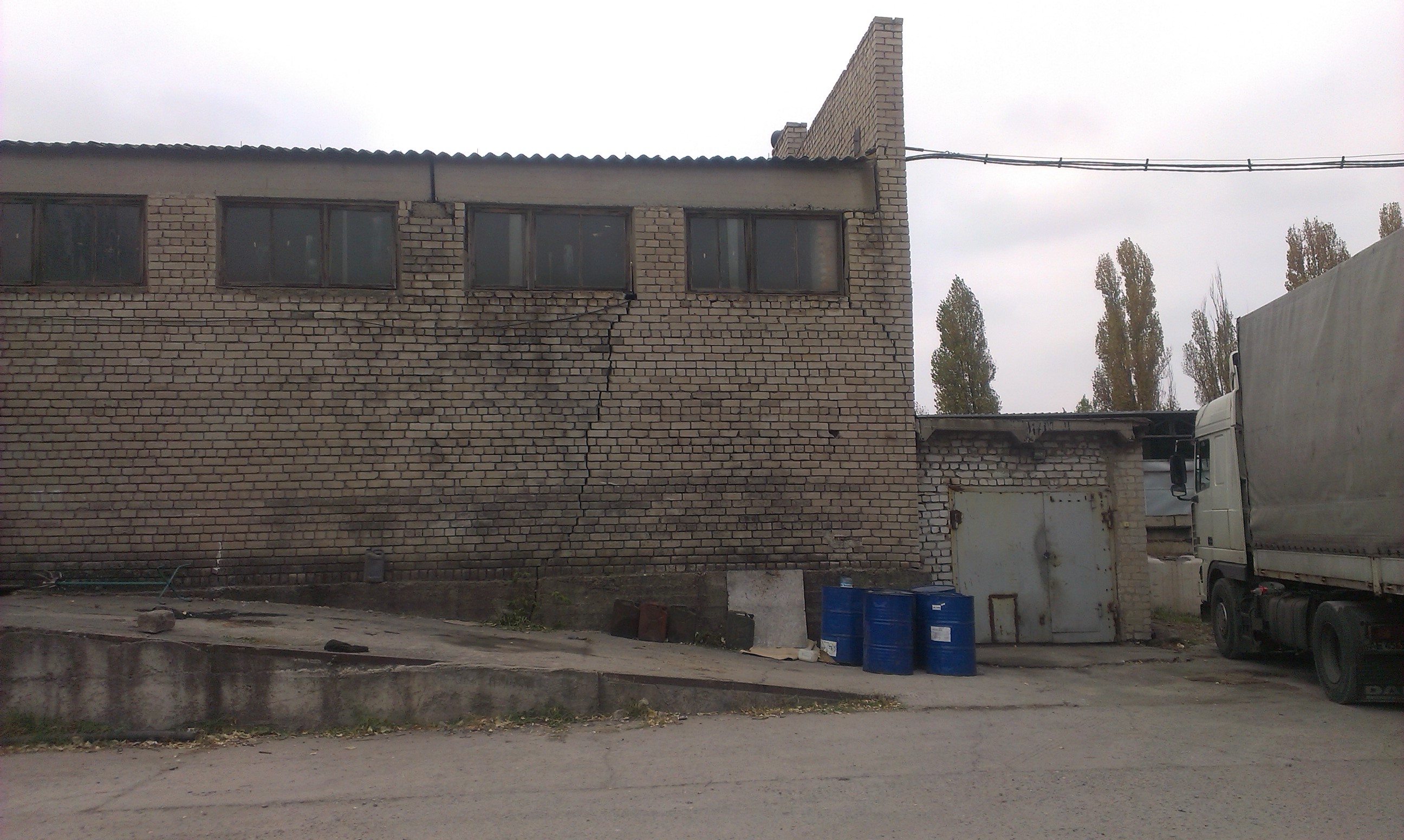 Будівлі та споруди виробничої бази, що розташовані за адресою: Дніпропетровська обл., м.Кам'янське (Дніпродзержинськ), вул.Тритузна (Петровського), б.200, загальною площею 2168,8 кв.м.