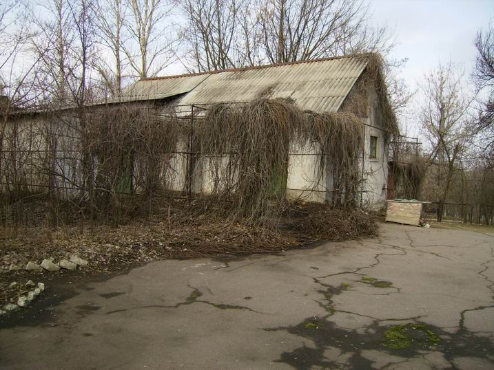 Нерухоме майно - майновий комплекс із спорудами заг. пл. -1214,2 кв.м,за адресою: Донецька обл., м.Харцизьк, м. Зугрес, вул. Корнієнка, буд. 1